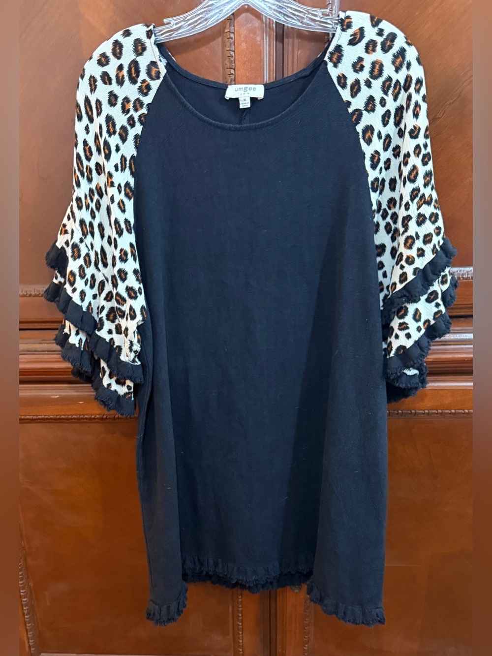 Umgee Boho Linen Blend
Leopard Print tiered Ruffle Sleeve Tunic
EUC Oversized M - Picture 4 of 9